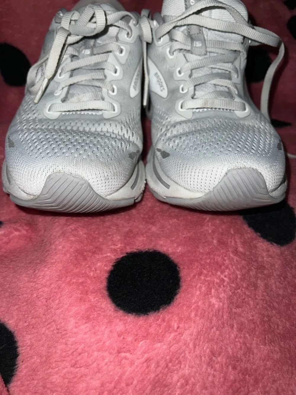 Brooks Women’s Running Shoe in Light Gray and White Size 8